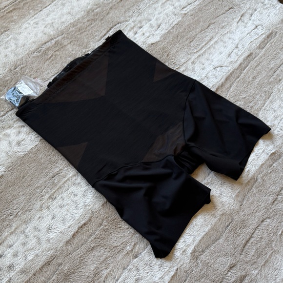 NWOT💕HONEYLOVE SuperPower Girl-Short in Runway Size 1X - Picture 5 of 12